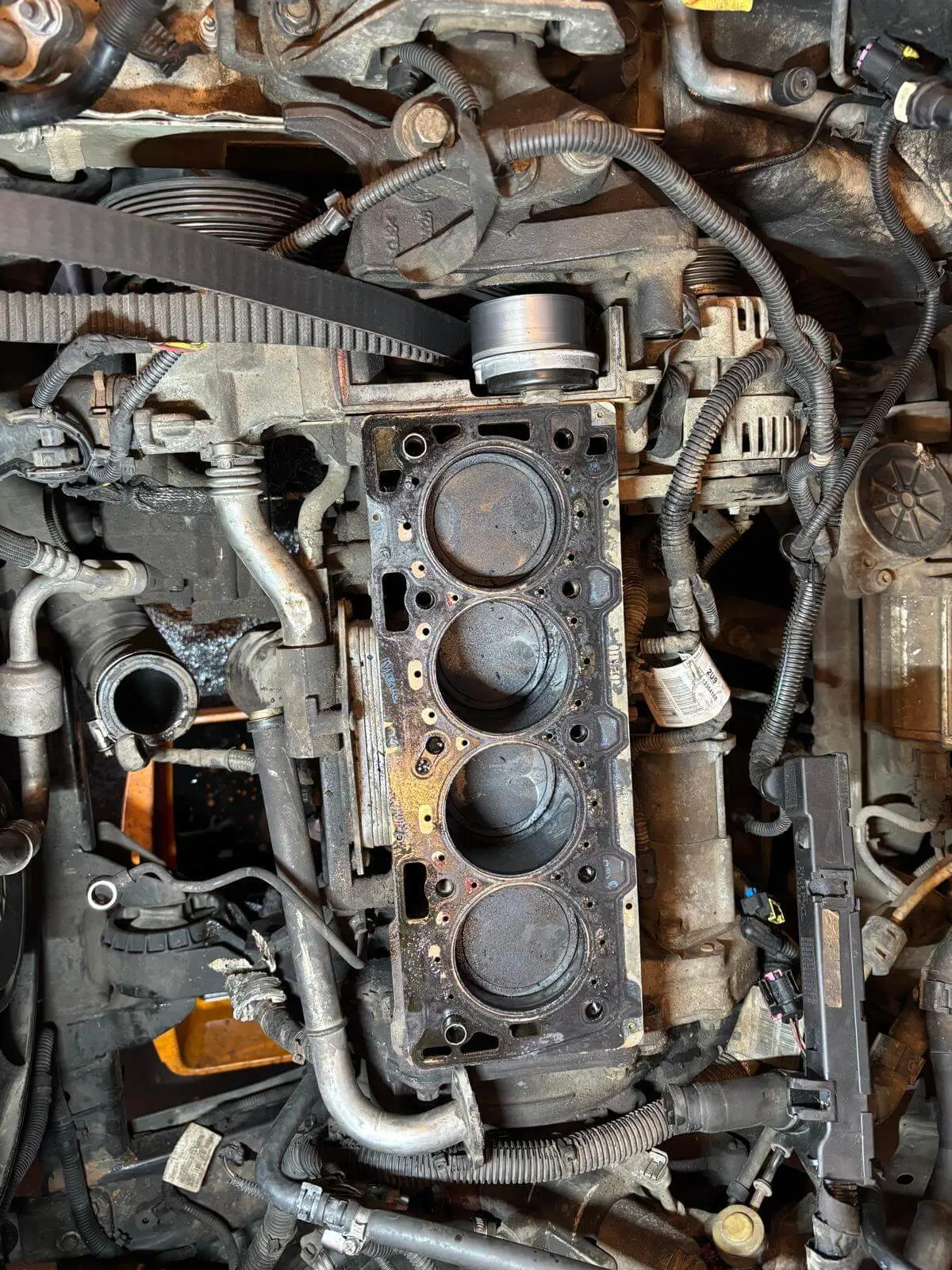 Silnik samochodu Opel przed serwisem w warsztacie Auto Firma